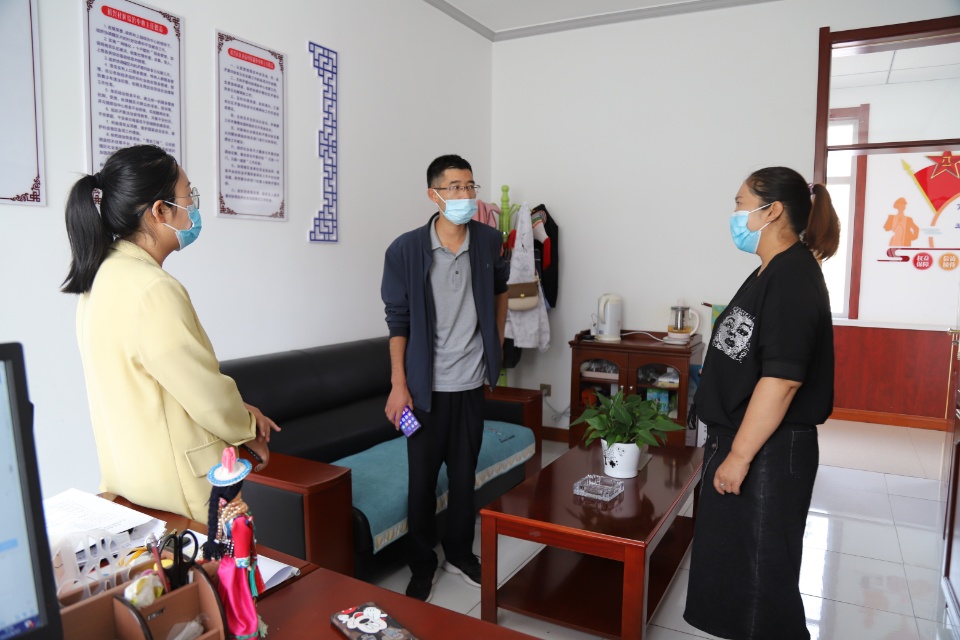 肃南县红湾寺镇纪委下沉社区开展疫情防控常态化督查