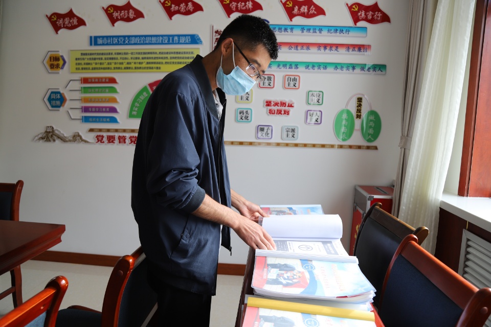 肃南县红湾寺镇纪委下沉社区开展疫情防控常态化督查
