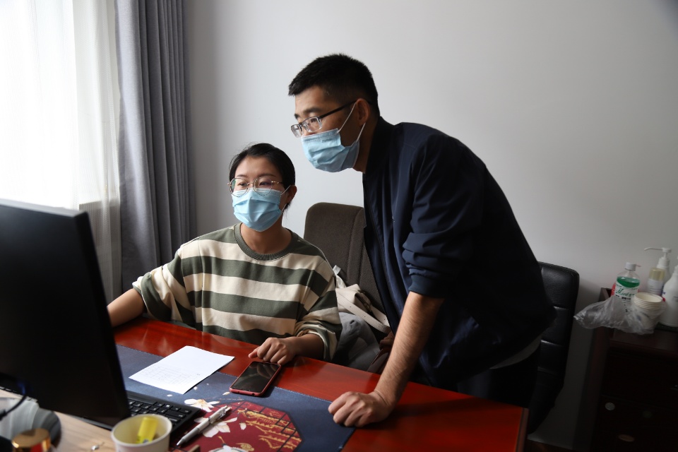 肃南县红湾寺镇纪委下沉社区开展疫情防控常态化督查